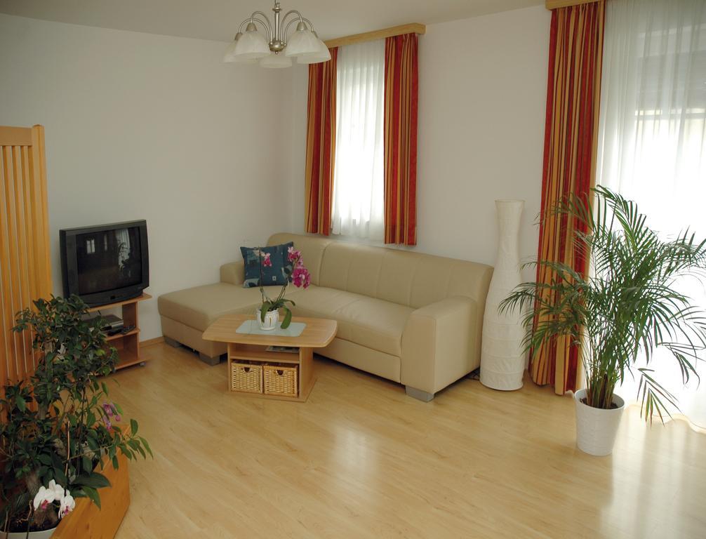 Pension Hiesel-Villa Untersbergblick Anthering Pokoj fotografie