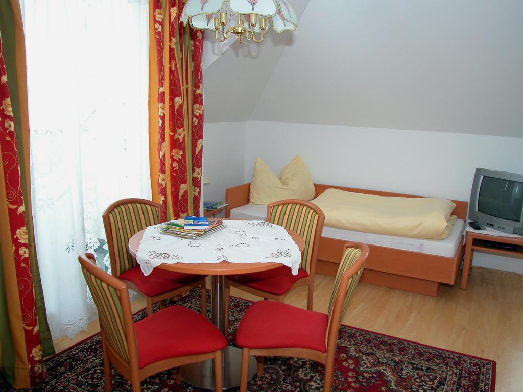 Pension Hiesel-Villa Untersbergblick Anthering Pokoj fotografie